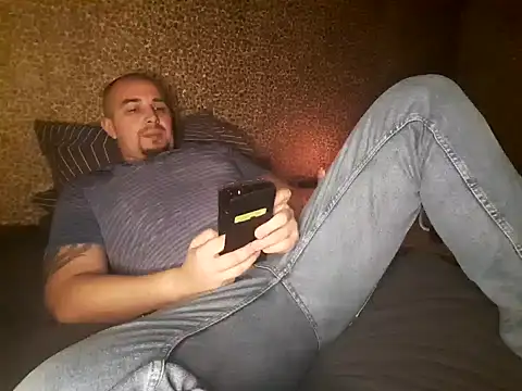Snapshot of Foxyshaved chatting on December 5, 4:42 am Foxyshaved online show from December 5, 4:42 am