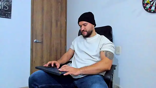 Snapshot of AndrewDiaz chatting on October 11, 5:00 am AndrewDiaz online show from October 11, 5:00 am