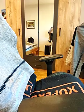 noidentiti online show from April 22, 3:28 pm