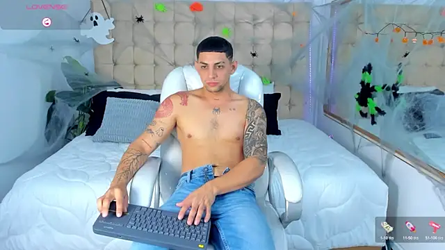 Snapshot of Alex_cute77 chatting on October 9, 1:16 pm Alex cute77 online show from October 9, 1:16 pm