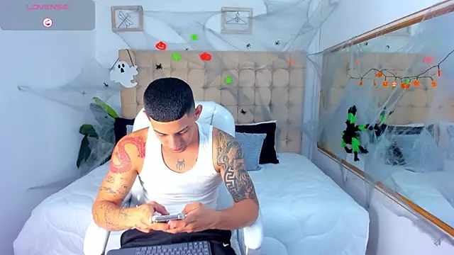 Snapshot of Alex_cute77 chatting on October 14, 12:12 pm Alex cute77 online show from October 14, 12:12 pm