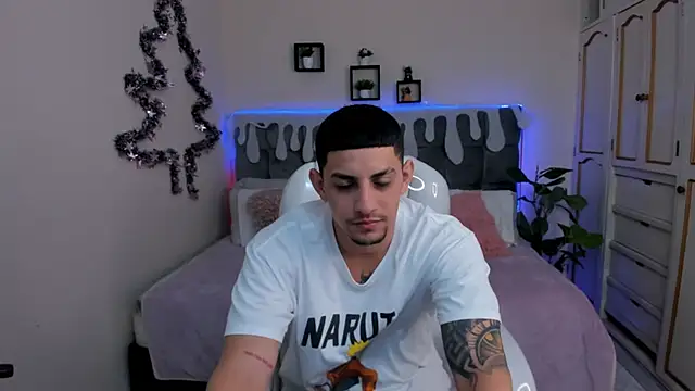 Snapshot of Alex_cute77 chatting on December 6, 12:05 pm Alex cute77 online show from December 6, 12:05 pm