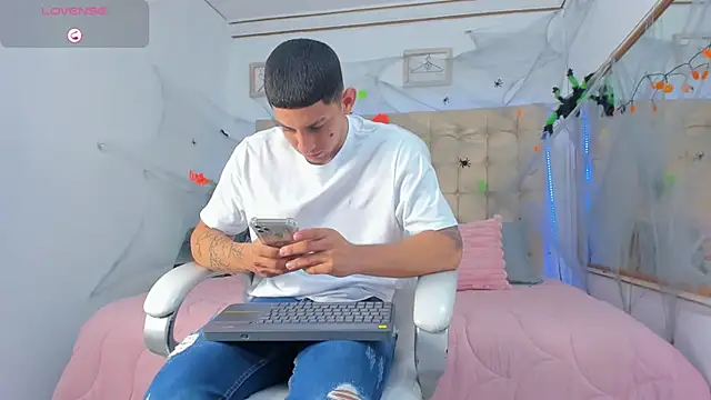 Snapshot of Alex_cute77 chatting on October 3, 12:43 pm Alex cute77 online show from October 3, 12:43 pm