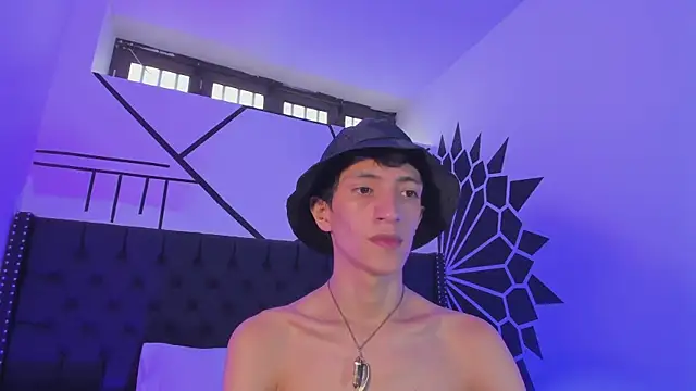 Snapshot of DereckCooperr chatting on February 21, 9:32 pm DereckCooperr online show from February 21, 9:32 pm