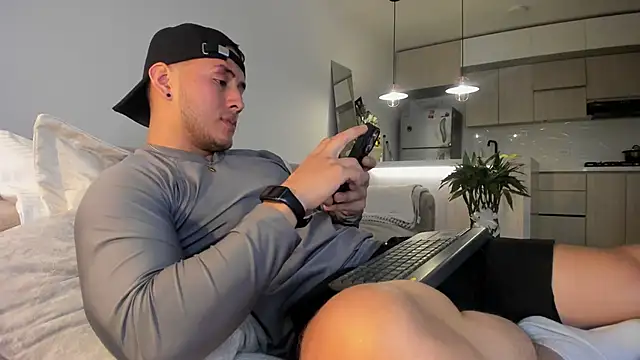 Snapshot of Chriskyle_ chatting on February 19, 2:44 am Chriskyle online show from February 19, 2:44 am