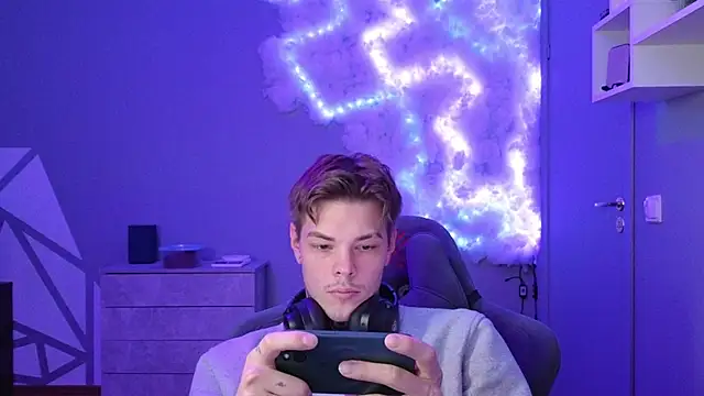 Snapshot of DENIS_HERE chatting on December 8, 12:41 pm DENIS HERE online show from December 8, 12:41 pm