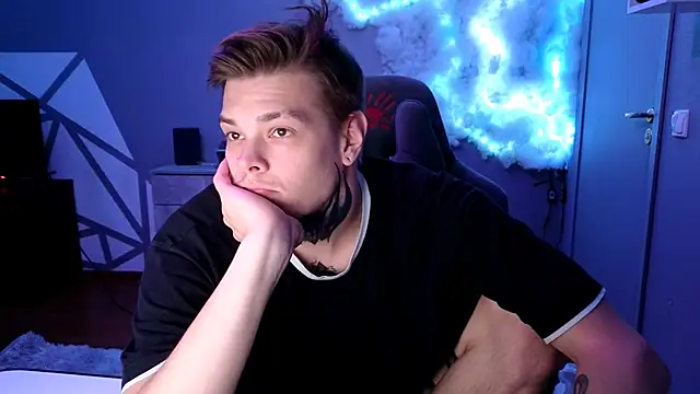 Snapshot of DENIS_HERE chatting on December 4, 5:00 pm DENIS HERE online show from December 4, 5:00 pm