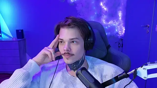 Snapshot of DENIS_HERE chatting on February 1, 8:37 pm DENIS HERE online show from February 1, 8:37 pm