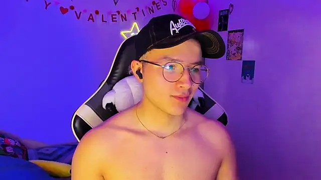 Snapshot of AustinSummerr chatting on February 12, 4:33 pm AustinSummerr online show from February 12, 4:33 pm