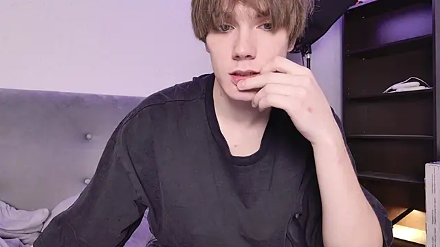 callmenineoneseven online show from October 19, 9:34 am