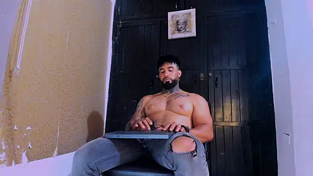 Snapshot of naugthy_dominant chatting on January 10, 3:39 am naugthy dominant online show from January 10, 3:39 am