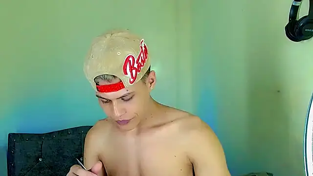 Liamscott  online show from April 23, 3:44 am