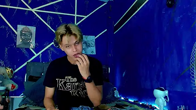 Liamscott  online show from June 3, 5:29 pm