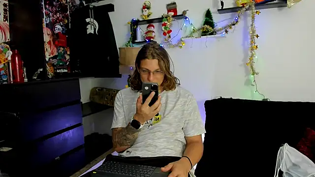 Snapshot of Tom_Krakow chatting on December 19, 8:02 pm Tom Krakow online show from December 19, 8:02 pm