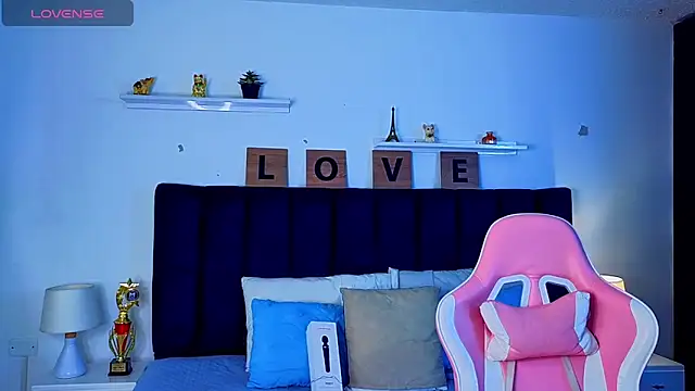 Issac james  online show from April 19, 3:17 am