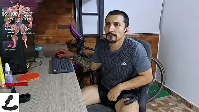 Snapshot of Marck_Muscle chatting on October 10, 4:17 am Marck Muscle online show from October 10, 4:17 am