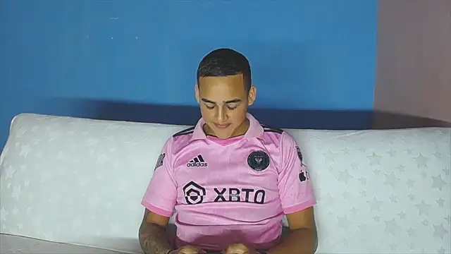 Latino Junge online show from April 18, 3:13 pm