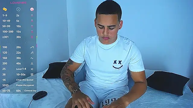 Latino Junge online show from March 14, 3:25 pm