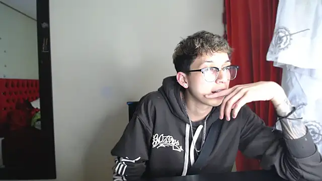 Snapshot of _Thomas_hot_ chatting on December 24, 4:00 am Thomas hot online show from December 24, 4:00 am