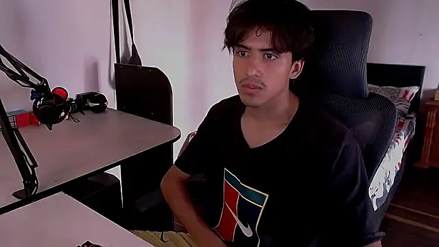 Snapshot of Thieves9 chatting on December 2, 5:46 pm Thieves9 online show from December 2, 5:46 pm