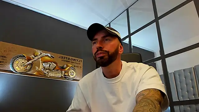 Snapshot of AronGrant chatting on September 23, 10:58 am AronGrant online show from September 23, 10:58 am