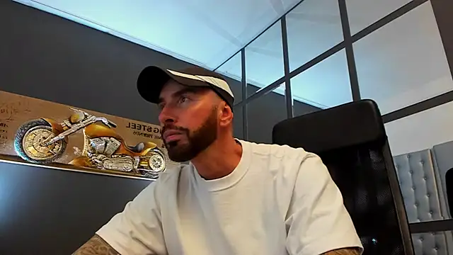 Snapshot of AronGrant chatting on September 24, 11:19 am AronGrant online show from September 24, 11:19 am