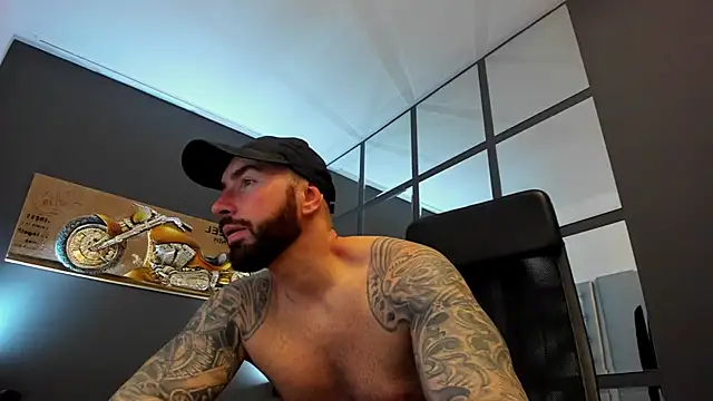 Snapshot of AronGrant chatting on February 4, 8:24 am AronGrant online show from February 4, 8:24 am