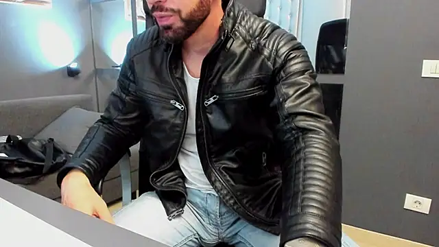 Snapshot of AronGrant chatting on October 7, 8:40 am AronGrant online show from October 7, 8:40 am