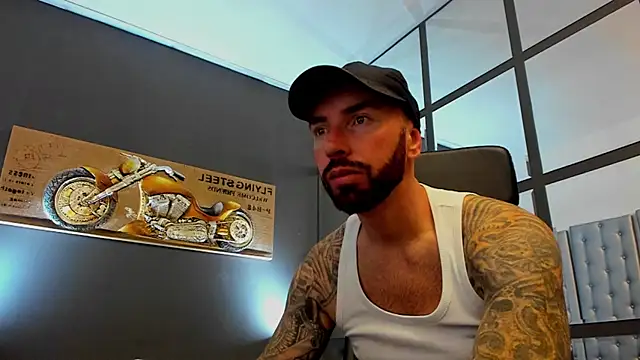 Snapshot of AronGrant chatting on October 8, 9:02 am AronGrant online show from October 8, 9:02 am