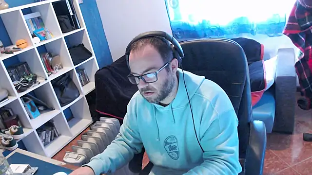 ravingr4d4 online show from February 5, 9:15 am