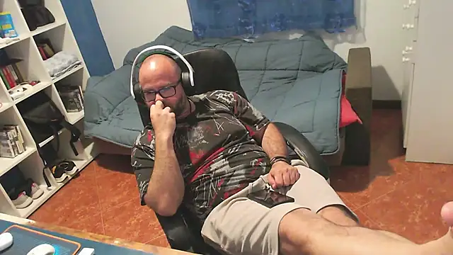 ravingr4d4 online show from April 20, 10:45 pm