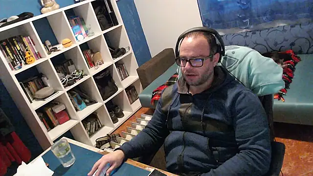 ravingr4d4 online show from January 19, 4:25 pm