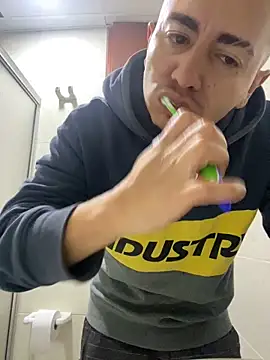 Snapshot of DanielGomez9 chatting on December 27, 1:00 am DanielGomez9 online show from December 27, 1:00 am