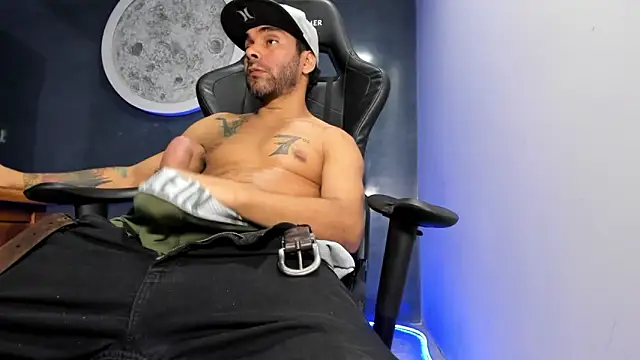 Snapshot of Bryan_Bronx chatting on December 3, 2:45 am Bryan Bronx online show from December 3, 2:45 am