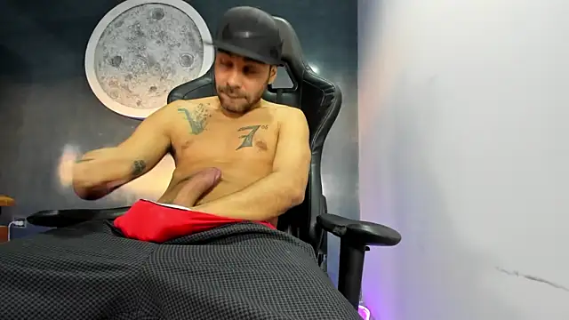 Snapshot of Bryan_Bronx chatting on December 13, 10:34 pm Bryan Bronx online show from December 13, 10:34 pm