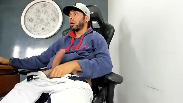 Snapshot of Bryan_Bronx chatting on February 10, 2:05 pm Bryan Bronx online show from February 10, 2:05 pm