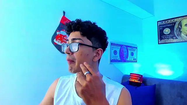 Snapshot of TylerWhite_ chatting on December 15, 2:52 am TylerWhite online show from December 15, 2:52 am