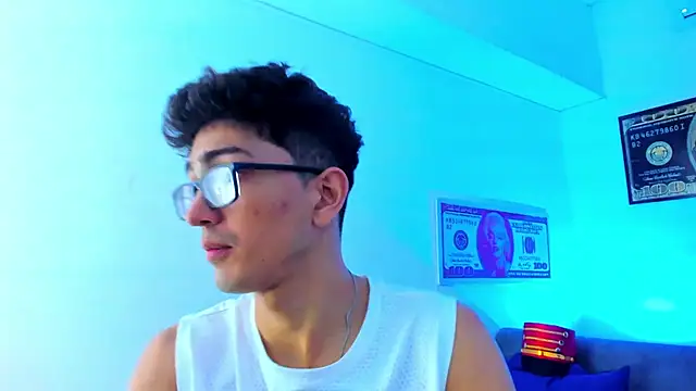 Snapshot of TylerWhite_ chatting on December 15, 1:00 pm TylerWhite online show from December 15, 1:00 pm