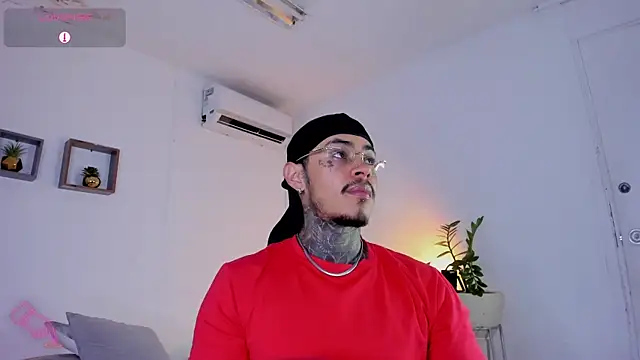 Snapshot of JordanSmiith_ chatting on February 19, 8:41 pm JordanSmiith online show from February 19, 8:41 pm