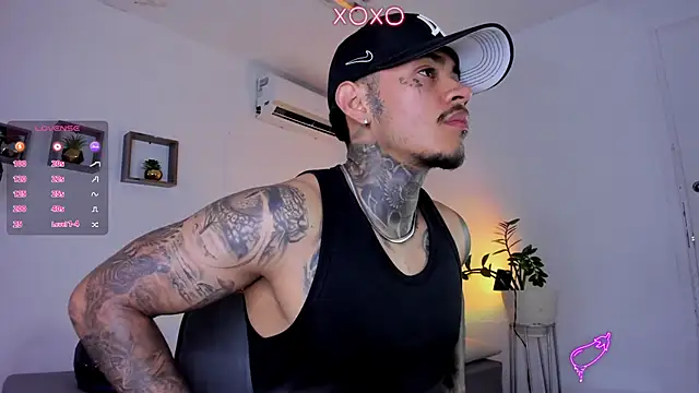Snapshot of JordanSmiith_ chatting on February 7, 7:59 pm JordanSmiith online show from February 7, 7:59 pm