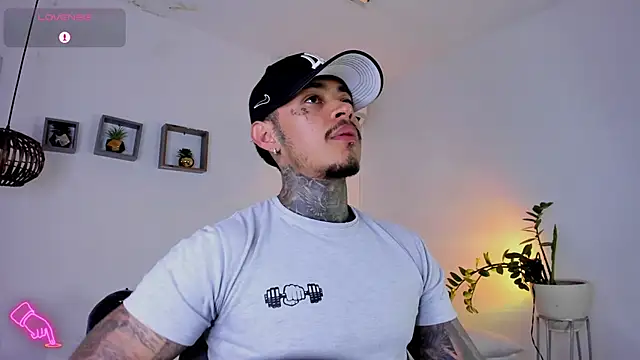 Snapshot of JordanSmiith_ chatting on February 13, 8:24 pm JordanSmiith online show from February 13, 8:24 pm