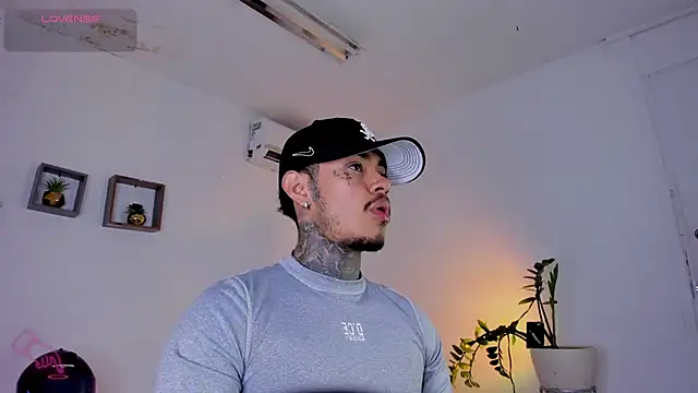 Snapshot of JordanSmiith_ chatting on February 17, 7:53 pm JordanSmiith online show from February 17, 7:53 pm
