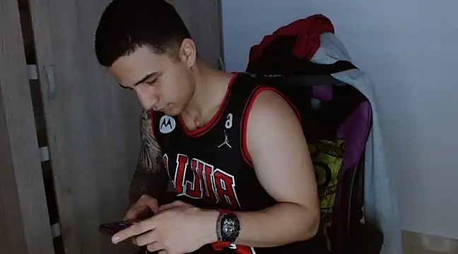 Snapshot of Sisoyalejo420 chatting on December 19, 5:40 pm Sisoyalejo420 online show from December 19, 5:40 pm