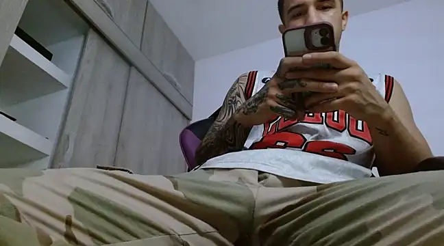Snapshot of Sisoyalejo420 chatting on December 4, 2:20 am Sisoyalejo420 online show from December 4, 2:20 am