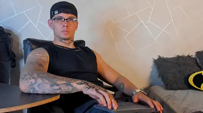 NoahhBrown online show from December 19, 3:18 am