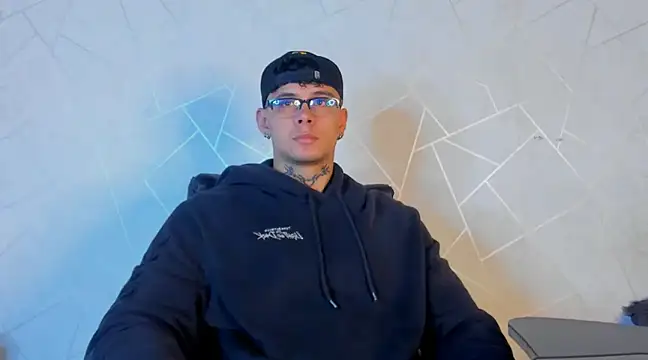 NoahhBrown online show from December 9, 1:18 am