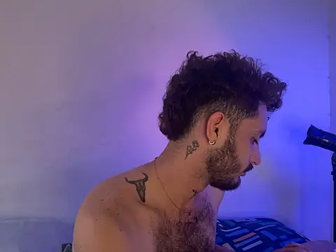 axel giracr online show from December 9, 9:01 pm