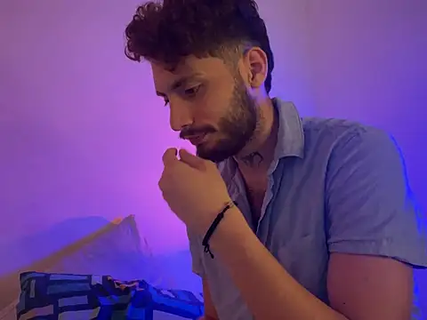 axel giracr online show from December 6, 8:40 pm