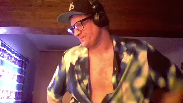 Snapshot of Bigthroaterboy chatting on December 26, 1:10 pm Bigthroaterboy online show from December 26, 1:10 pm