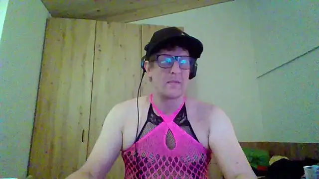 Snapshot of Bigthroaterboy chatting on September 13, 3:57 pm Bigthroaterboy online show from September 13, 3:57 pm